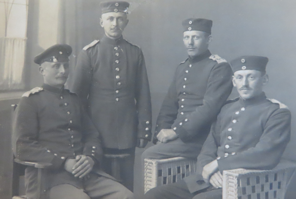 Fire unge mænd indkaldte som tyske soldater under 1. Verdenskrig. En af dem var Peter, der flygtede fra Tyskland ved at krydse gårdens skel, mens hans og broderen spredte gødning. Foto: Kalvslund Lokalarkiv.